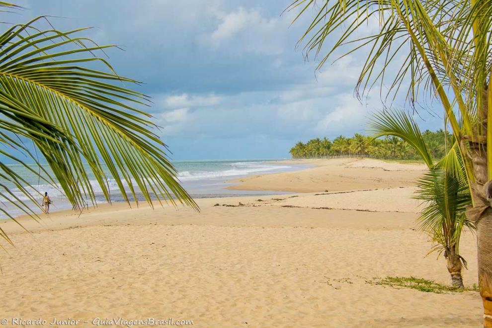 Imagem da larga faixa de areia da Praia do Rio da Barra.